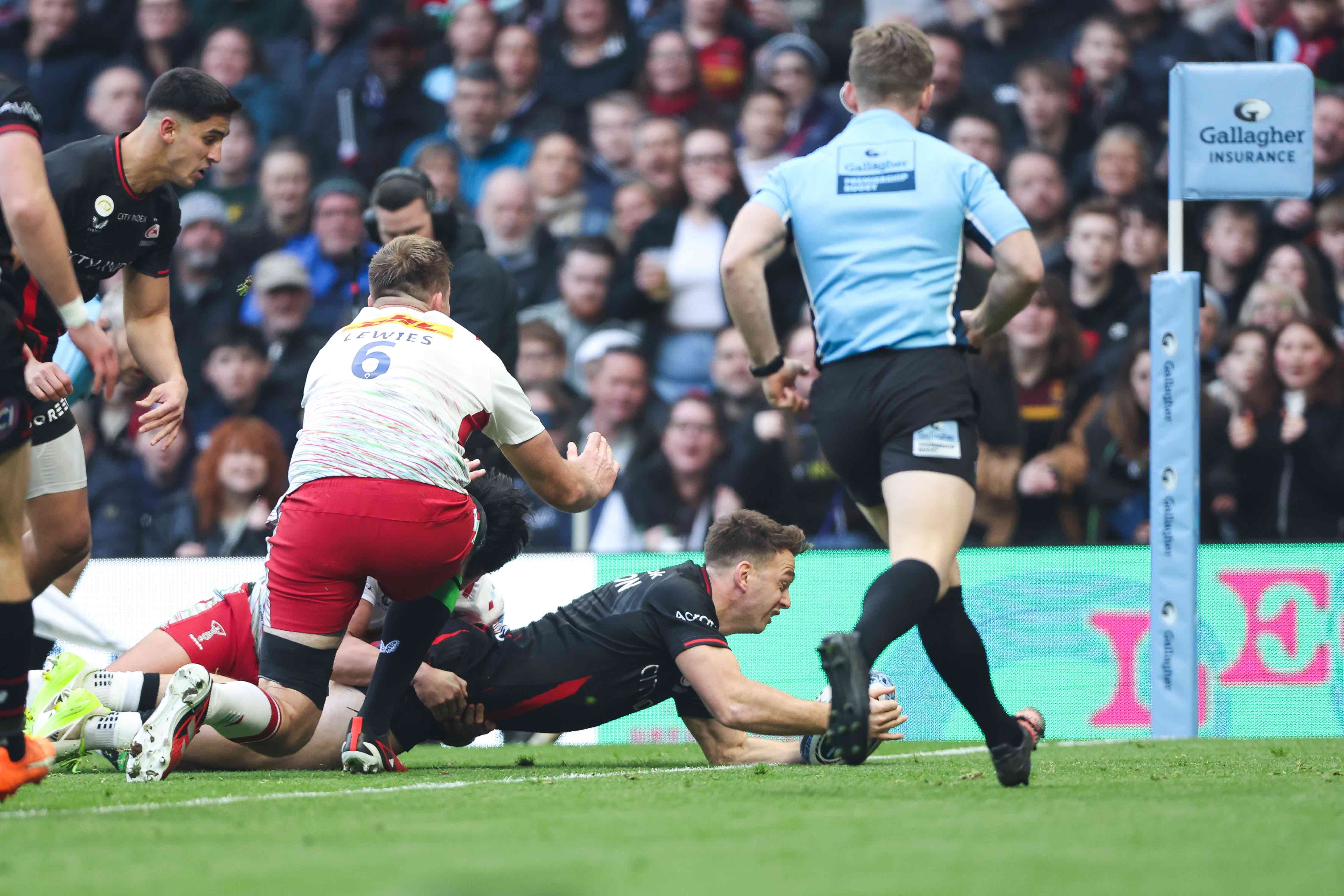 Elliot Daly's basketball pass for Lewington's try